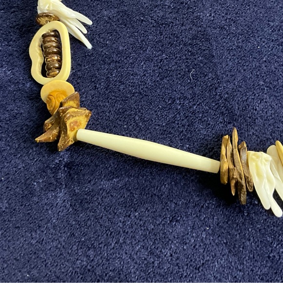 Primitive Carved Wood And Shell African Safari Animal Necklace - Picture 4 of 8